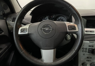 Подержанный автомобиль Opel Astra Sedan 2011 года (13 фото)