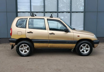 Подержанный автомобиль Chevrolet Niva 2004 года (4 фото)