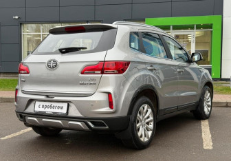 Подержанный автомобиль FAW Besturn X40 2021 года (5 фото)