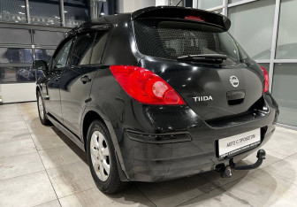 Подержанный автомобиль Nissan Tiida Hatchback 2013 года (8 фото)