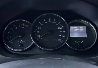 Подержанный автомобиль Renault Fluence 2011 года (12 фото)