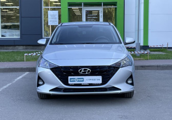 Подержанный автомобиль Hyundai Solaris Sedan 2021 года (2 фото)