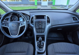 Подержанный автомобиль Opel Astra Hatchback 2014 года (10 фото)