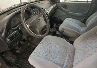 Подержанный автомобиль Chevrolet Niva 2004 года (10 фото)