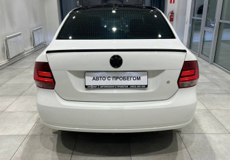 Подержанный автомобиль Volkswagen Polo Sedan 2013 года (9 фото)