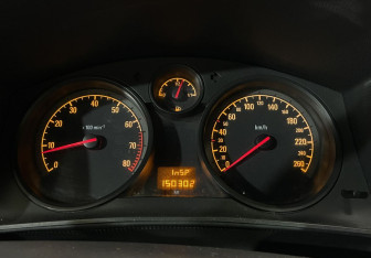 Подержанный автомобиль Opel Astra Sedan 2011 года (12 фото)