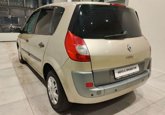 Подержанный автомобиль Renault Scenic 2007 года (10 фото)
