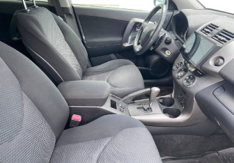 Подержанный автомобиль Toyota RAV4 2010 года (10 фото)