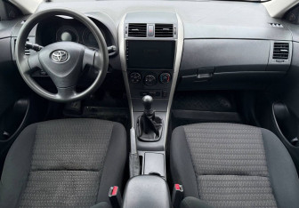 Подержанный автомобиль Toyota Corolla Sedan 2007 года (9 фото)