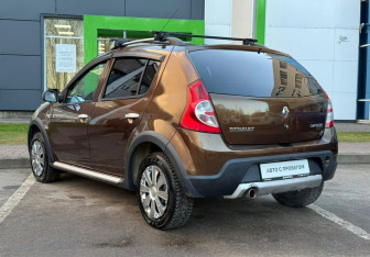 Подержанный автомобиль Renault Sandero 2013 года (7 фото)