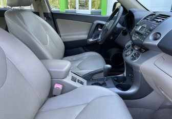Подержанный автомобиль Toyota RAV4 2006 года (9 фото)