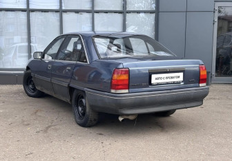 Подержанный автомобиль Opel Omega Sedan 1988 года (8 фото)