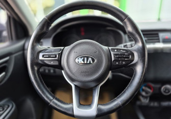 Подержанный автомобиль Kia Rio Sedan 2017 года (12 фото)
