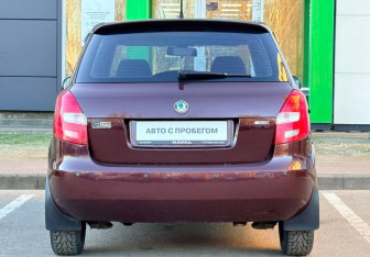 Подержанный автомобиль Skoda Fabia Hatchback 2011 года (6 фото)