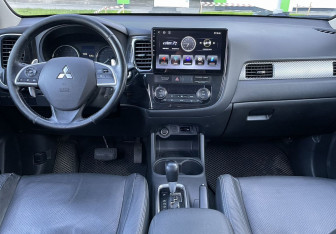 Подержанный автомобиль Mitsubishi Outlander 2014 года (9 фото)
