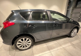 Подержанный автомобиль Toyota Auris Hatchback 2013 года (4 фото)