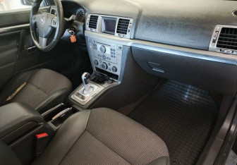 Подержанный автомобиль Opel Vectra Sedan 2006 года (11 фото)