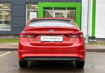 Подержанный автомобиль Hyundai Elantra Sedan 2016 года (6 фото)