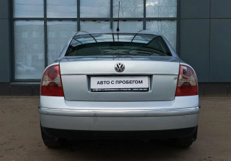Подержанный автомобиль Volkswagen Passat Sedan 2002 года (5 фото)