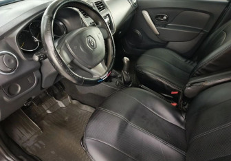 Подержанный автомобиль Renault Logan Sedan 2017 года (9 фото)