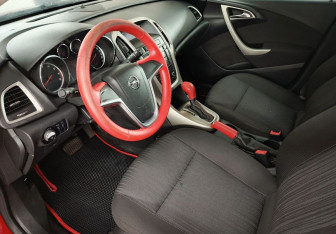 Подержанный автомобиль Opel Astra Hatchback 2011 года (7 фото)