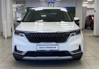 Подержанный автомобиль Kia Carnival 2023 года (2 фото)