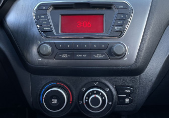 Подержанный автомобиль Kia Rio Sedan 2012 года (13 фото)
