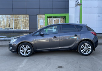 Подержанный автомобиль Opel Astra Hatchback 2010 года (8 фото)