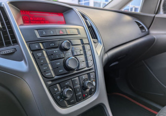 Подержанный автомобиль Opel Astra Sedan 2012 года (13 фото)