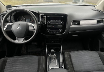 Подержанный автомобиль Mitsubishi Outlander 2018 года (10 фото)