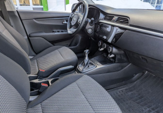 Подержанный автомобиль Kia Rio Sedan 2018 года (9 фото)