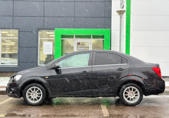 Подержанный автомобиль Chevrolet Aveo Sedan 2013 года (8 фото)