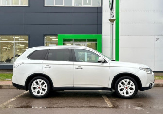 Подержанный автомобиль Mitsubishi Outlander 2014 года (4 фото)