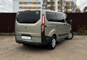 Подержанный автомобиль Ford Tourneo Custom 2017 года (8 фото)