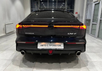 Подержанный автомобиль Changan UNI-V 2022 года (5 фото)