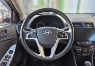 Подержанный автомобиль Hyundai Solaris Sedan 2011 года (13 фото)