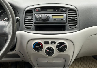 Подержанный автомобиль Hyundai Verna Sedan 2008 года (13 фото)