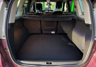 Подержанный автомобиль Renault Scenic 2015 года (17 фото)