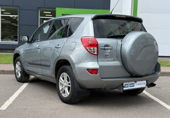 Подержанный автомобиль Toyota RAV4 2006 года (7 фото)