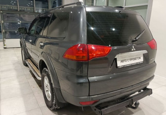 Подержанный автомобиль Mitsubishi Pajero Sport 2010 года (8 фото)