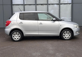 Подержанный автомобиль Skoda Fabia Hatchback 2012 года (4 фото)
