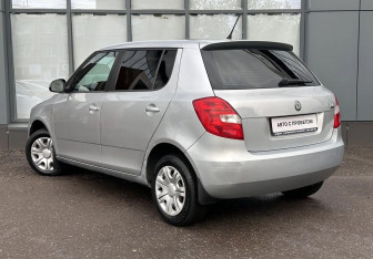 Подержанный автомобиль Skoda Fabia Hatchback 2012 года (8 фото)