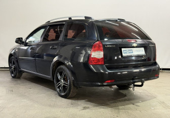Подержанный автомобиль Chevrolet Lacetti Wagon 2011 года (7 фото)