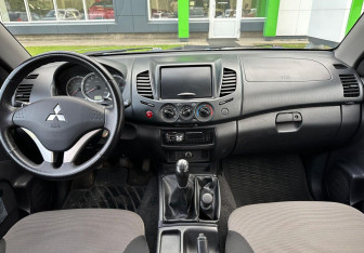 Подержанный автомобиль Mitsubishi L200 2015 года (11 фото)