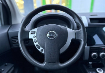 Подержанный автомобиль Nissan X-Trail 2011 года (12 фото)