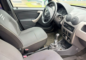 Подержанный автомобиль Renault Logan Sedan 2011 года (9 фото)