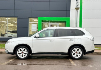 Подержанный автомобиль Mitsubishi Outlander 2014 года (8 фото)
