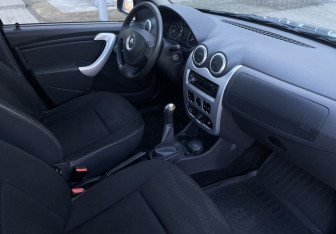 Подержанный автомобиль Renault Sandero 2014 года (10 фото)