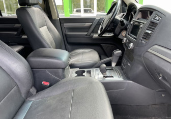 Подержанный автомобиль Mitsubishi Pajero 2014 года (10 фото)