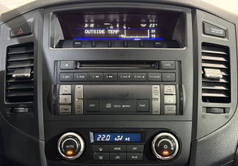 Подержанный автомобиль Mitsubishi Pajero 2011 года (13 фото)